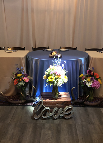 wedding sweetheart table at bear river